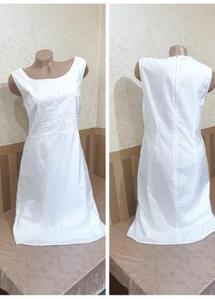 Сукня з вишивкою.