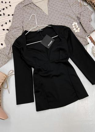 Чорна кофтинка із глибоким декольте