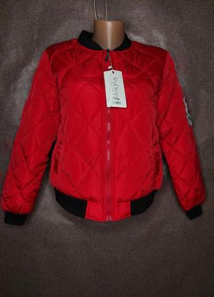 Стильная красная осенняя деми ветровка куртка под резинку бомбер1 фото