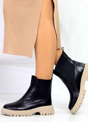 Зимние челси женские черные на бежевой подошве кожаные