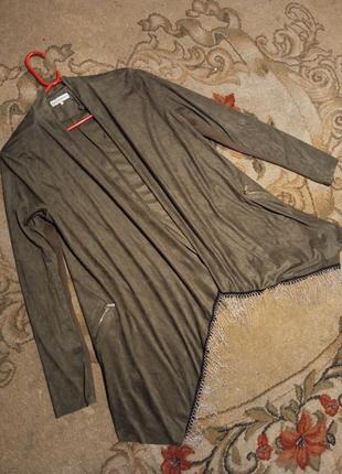 Роскошный,нарядный,оливковый кардиган под замш-экозамш,с карманами и цепочками по канту8 фото