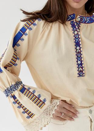 Женская вышиванка с кружевом