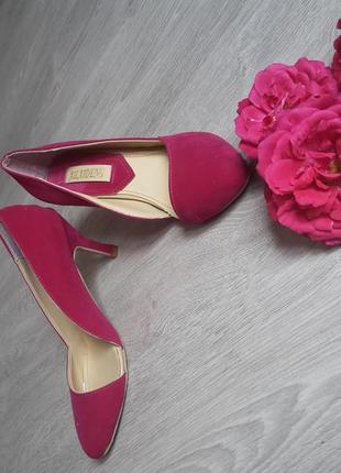 Шикарные ярко-розовые туфли
