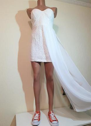 Красиве біле мереживне плаття-бюстьє