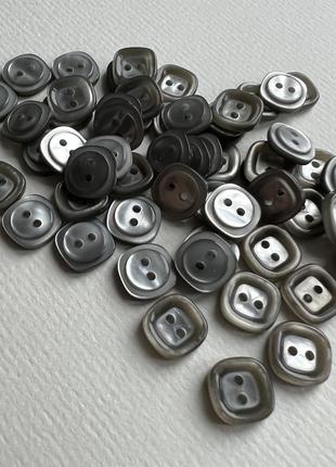 Ґудзик сорочковий квадратний бортик 2отв сірий 10мм пластик