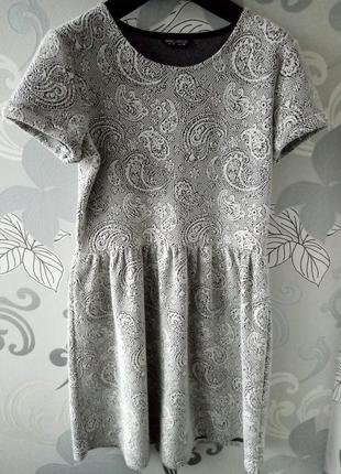 Серое черное белое короткое фактурное новогоднее платье select