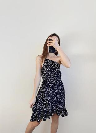 Черное асимметричное платье мини в сердечках на одно плечо shein с рюшами женское платье1 фото