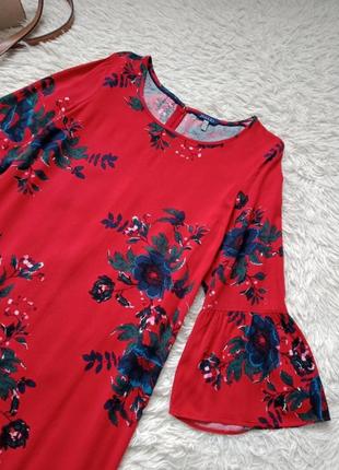 Красное платье в цветы.3 фото