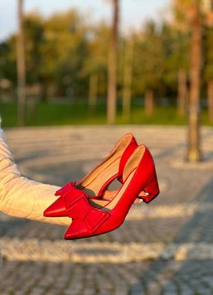 Червоні туфлі з гостиним носком та бантиком на зручному каблуку колір на вибір