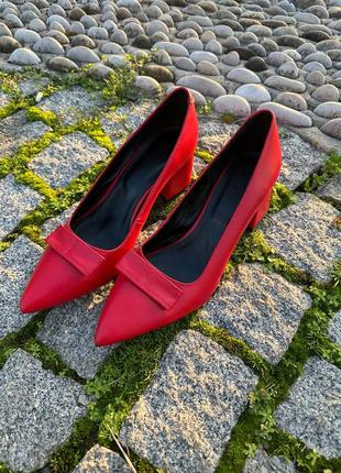 Изящные красные туфли с острым носком и бантиком цвет по выбору