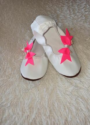 Нарядні чешки балетки з бантами, розміри від 11см до 30см