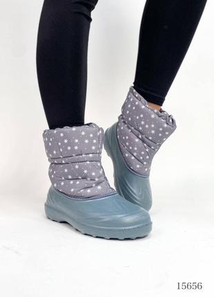 Серые зимние дутики сноубутсы с резиновой галошей калошей со снежинками зима