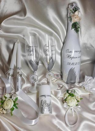 Весільні аксесуари (бокали, свічки, бутоньєрки, підв'язка,шампанське)1 фото