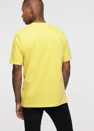 Подовжена футболка diesel жовтого кольору з аплікацією.2 фото