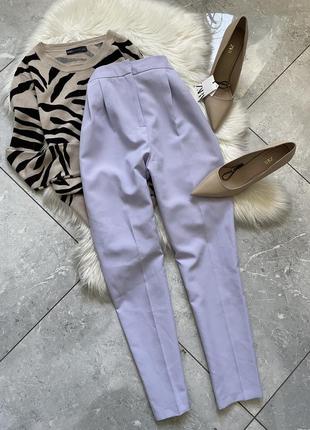 Классические брюки лилового цвета со стрелками