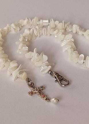 Елегантне намисто білого кольору з хрестиком колье чокер