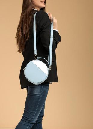 Женская круглая сумка bale голубая с белым8 фото