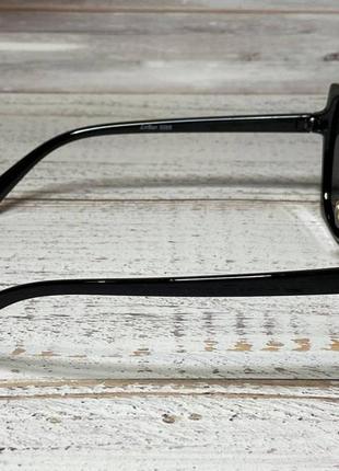 Жіночі окуляри сонцезахисні стильні чорного кольору із золотистими вставками3 фото