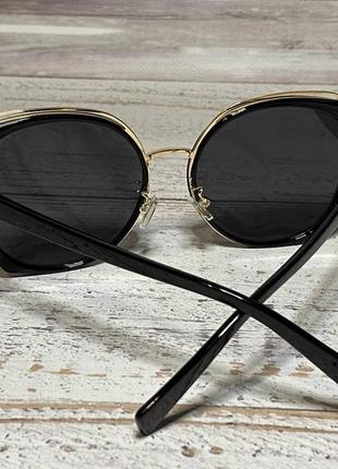 Жіночі окуляри сонцезахисні стильні чорного кольору із золотистими вставками4 фото