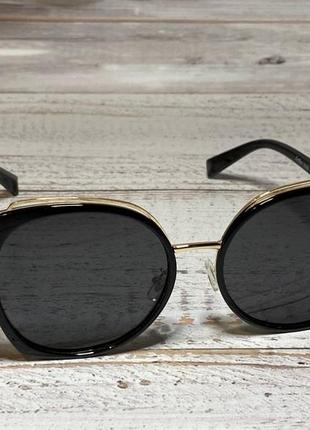 Жіночі окуляри сонцезахисні стильні чорного кольору із золотистими вставками