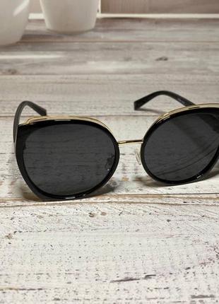 Жіночі окуляри сонцезахисні стильні чорного кольору із золотистими вставками5 фото