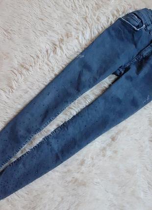 Классные узкие джинсы со стразами и потертостями от zara