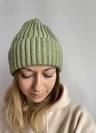 Теплая зимняя женская шапка оливковая вязаная4 фото