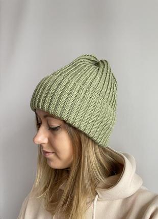 Теплая зимняя женская шапка оливковая вязаная3 фото