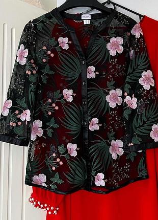 Стильна блуза з вишивкою