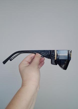 Стильні чорні окуляри з цікавими дужками5 фото