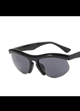 Стильні чорні окуляри у цікавій оправі2 фото