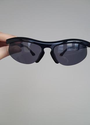 Стильні чорні окуляри у цікавій оправі3 фото