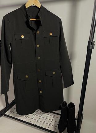 Сукня-піджак , чорний колір з золотистими ґудзиками .