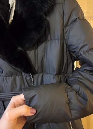 Пухове зимове стьобане пальто з капюшоном та хутровим коміром4 фото