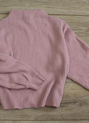Розовый свитер под горло в рубчик3 фото