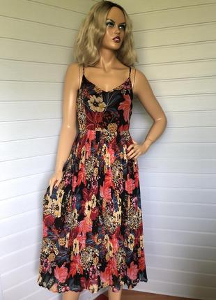 Красива плісірована сукня