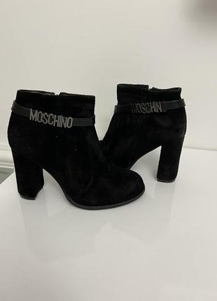 Натуральні стильні замшеві боти moschino