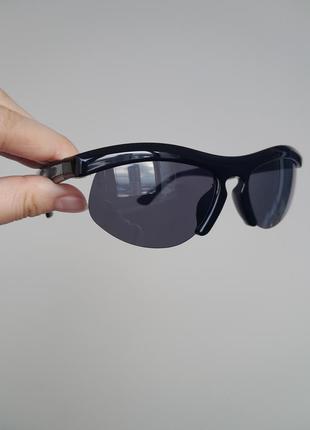 Стильні чорні окуляри у цікавій оправі6 фото