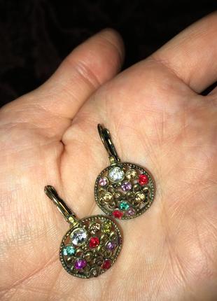Сережки в разноцветных камнях