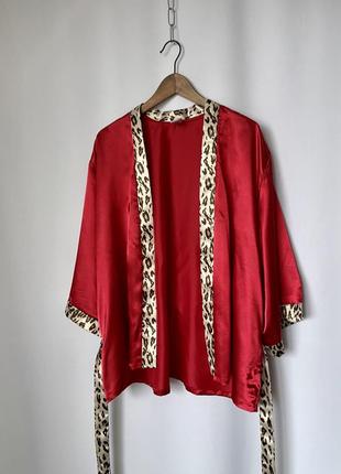 Красное атласное кимоно халат красный леопардовый накидка с поясом3 фото