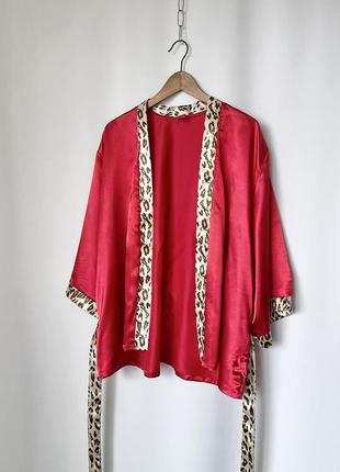 Красное атласное кимоно халат красный леопардовый накидка с поясом6 фото