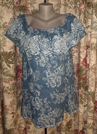 Джинсовая блуза в цветы и оборкой из шитья