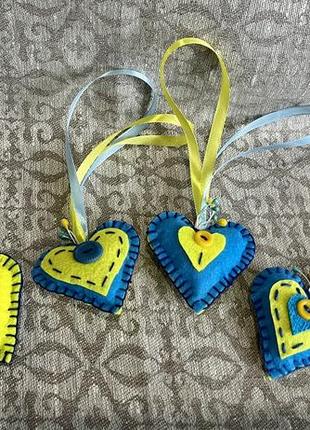 Фетровые украшения сердца желто-синие2 фото