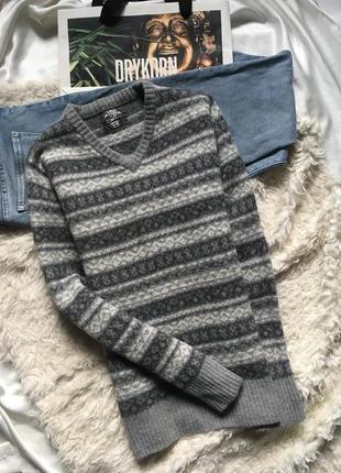 Трэндовый сірий вовняний светр з візерунком і v-вирізом h&m