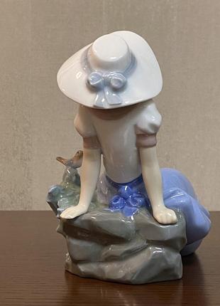 Порцелянова статуеткаnao «слухаючи спів птахів».3 фото