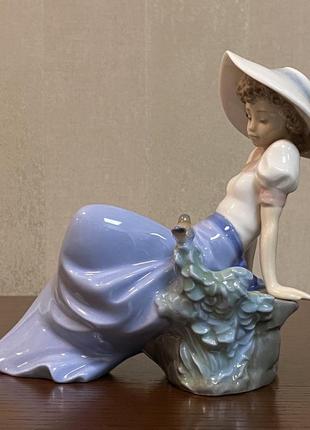 Порцелянова статуеткаnao «слухаючи спів птахів».2 фото