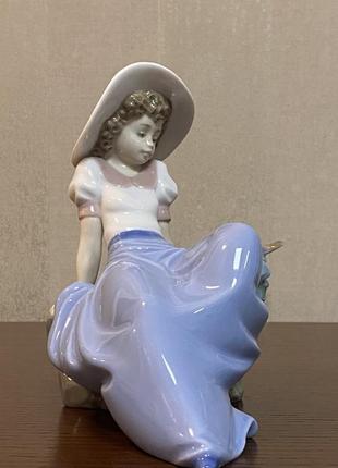 Порцелянова статуеткаnao «слухаючи спів птахів».6 фото