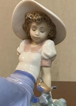 Порцелянова статуеткаnao «слухаючи спів птахів».7 фото