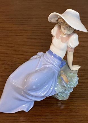 Порцелянова статуеткаnao «слухаючи спів птахів».8 фото