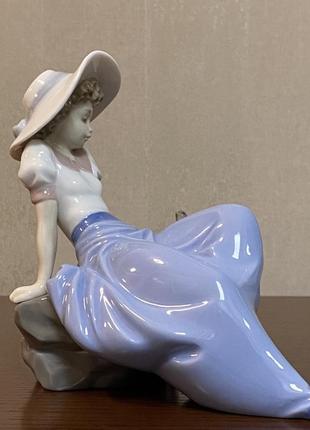 Порцелянова статуеткаnao «слухаючи спів птахів».5 фото